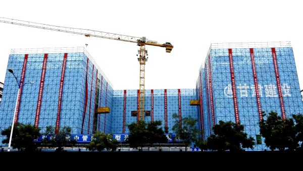 10月16日，由甘肅省交科建設(shè)有限公司承建的蘭州新區(qū)新材料產(chǎn)業(yè)園區(qū)公共服務(wù)平臺(tái)項(xiàng)目主體結(jié)構(gòu)順利封頂<div   id=