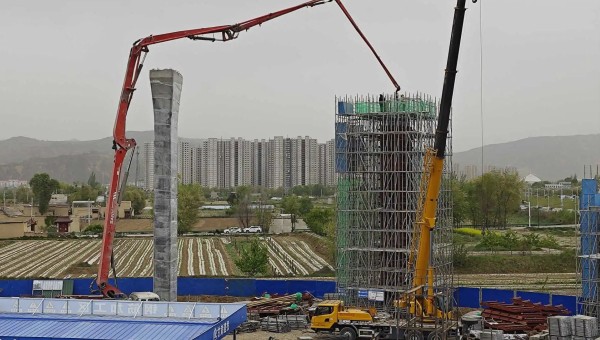 在西部市政建設(shè)集團(tuán)四公司臨夏市環(huán)城北路橋梁及附屬工程（二期）項(xiàng)目現(xiàn)場，鋼筋加工區(qū)火花飛揚(yáng)、安裝墩柱區(qū)一件件鋼筋骨架安全運(yùn)達(dá)、泵車將一方方混凝土輸送至墩柱澆筑......現(xiàn)場一片繁忙景象。自四月復(fù)工以來