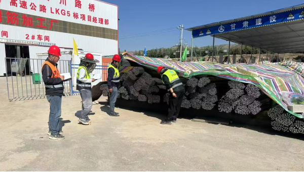 連日來，由西部市政建設(shè)集團(tuán)承建的康樂縣北濱河路西段及連接線道路項(xiàng)目建設(shè)有序推進(jìn)，路基處理、管道安裝、涵洞和橋梁等多個(gè)作業(yè)面同步施工，全體建設(shè)者用汗水澆筑市政道路建設(shè)基石，以實(shí)干精神推進(jìn)項(xiàng)目履約取得新成