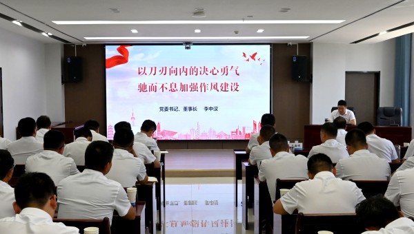 6月28日，西部市政建設(shè)集團(tuán)組織召開(kāi)深入貫徹中央八項(xiàng)規(guī)定精神學(xué)習(xí)教育專(zhuān)題黨課，公司黨委書(shū)記、董事長(zhǎng)李中漢同志以《以刀刃向內(nèi)的決心勇氣馳而不息加強(qiáng)作風(fēng)建設(shè)》為題為公司全體黨員講授黨課。黨課圍繞習(xí)近平總書(shū)